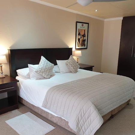 The Lazy Grape Guest Lodge & Spa ベノニ エクステリア 写真