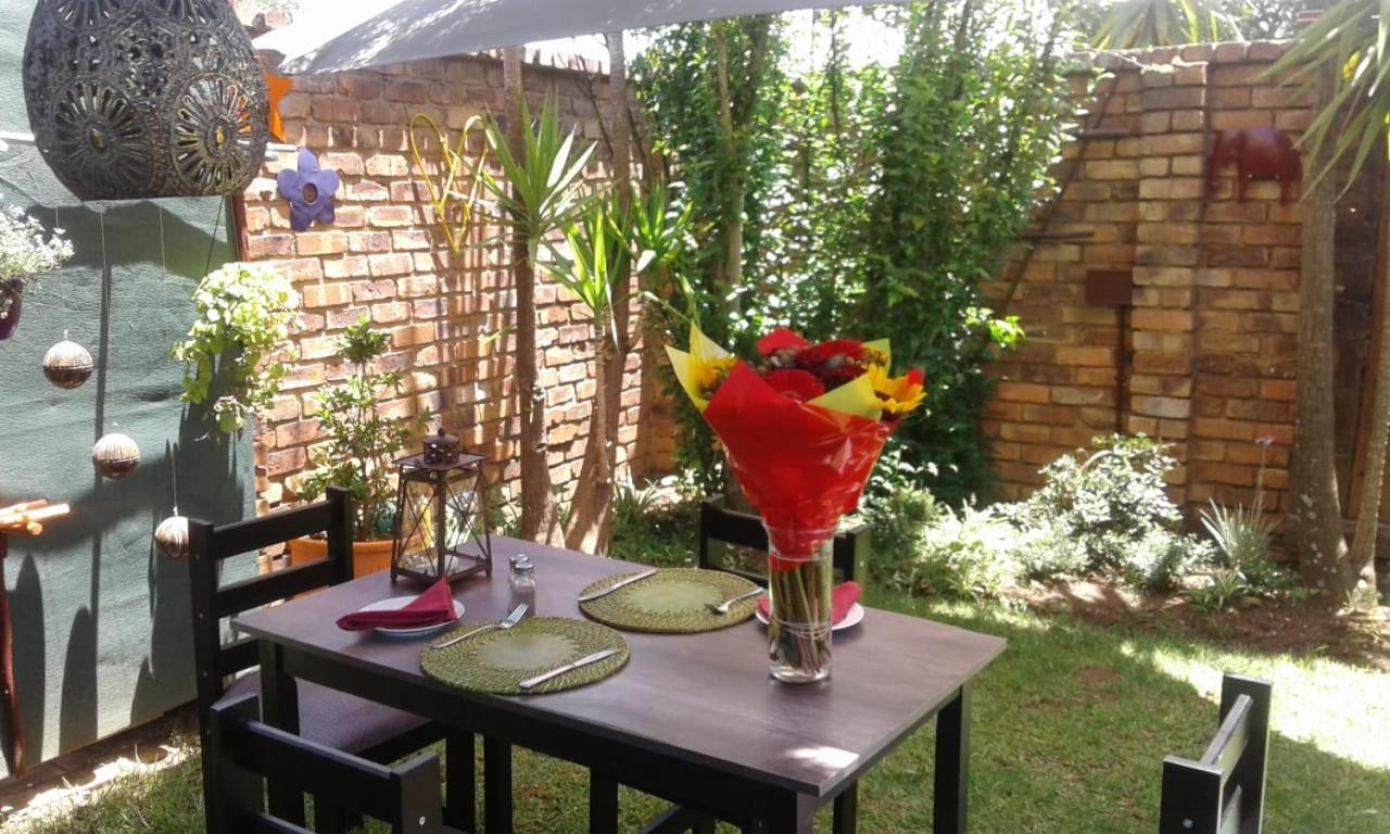 The Lazy Grape Guest Lodge & Spa ベノニ エクステリア 写真