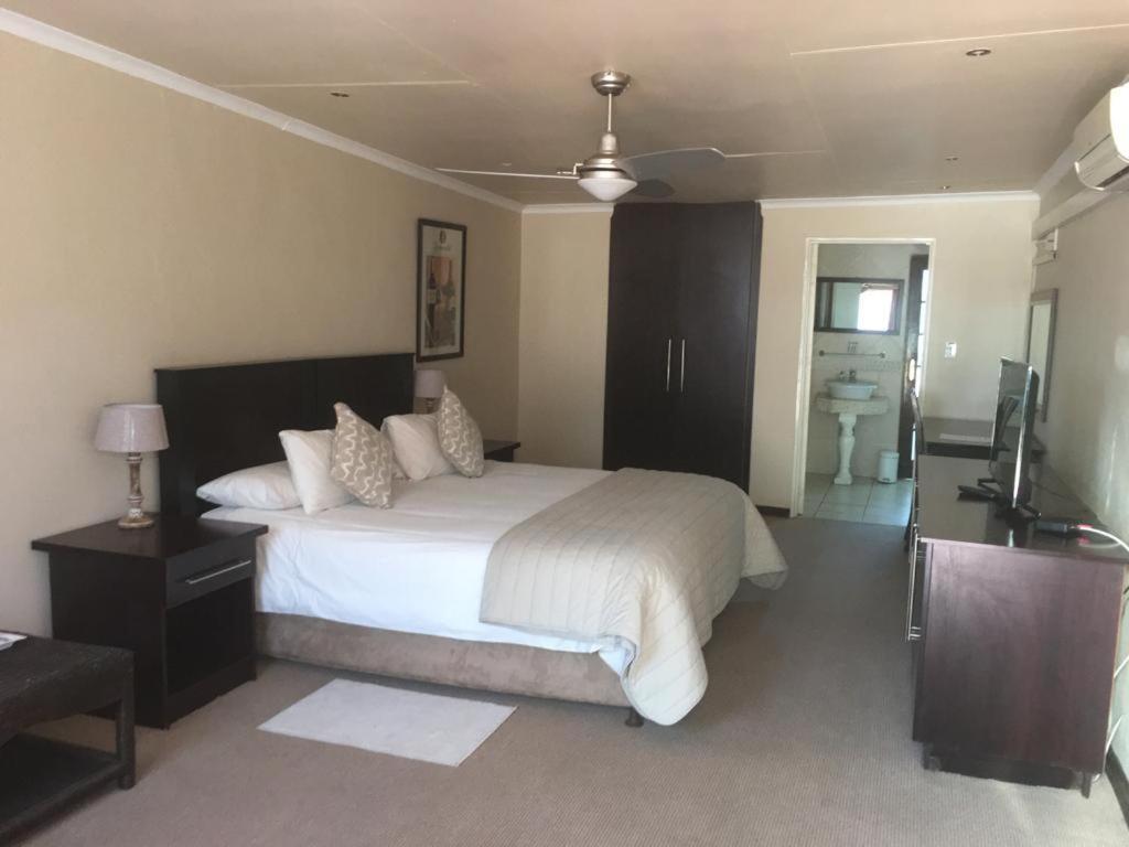 The Lazy Grape Guest Lodge & Spa ベノニ エクステリア 写真