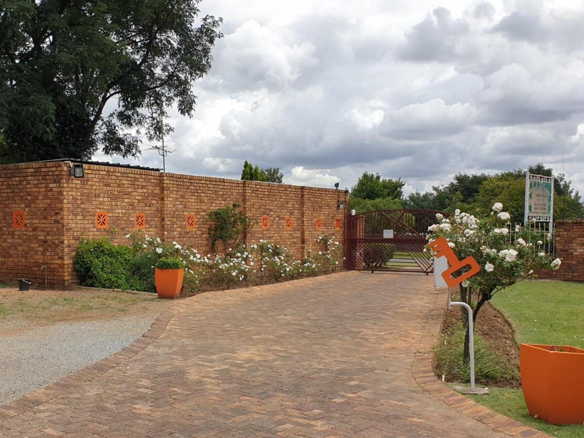 The Lazy Grape Guest Lodge & Spa ベノニ エクステリア 写真