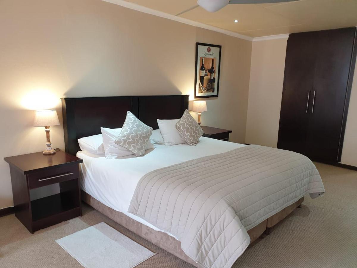 The Lazy Grape Guest Lodge & Spa ベノニ エクステリア 写真