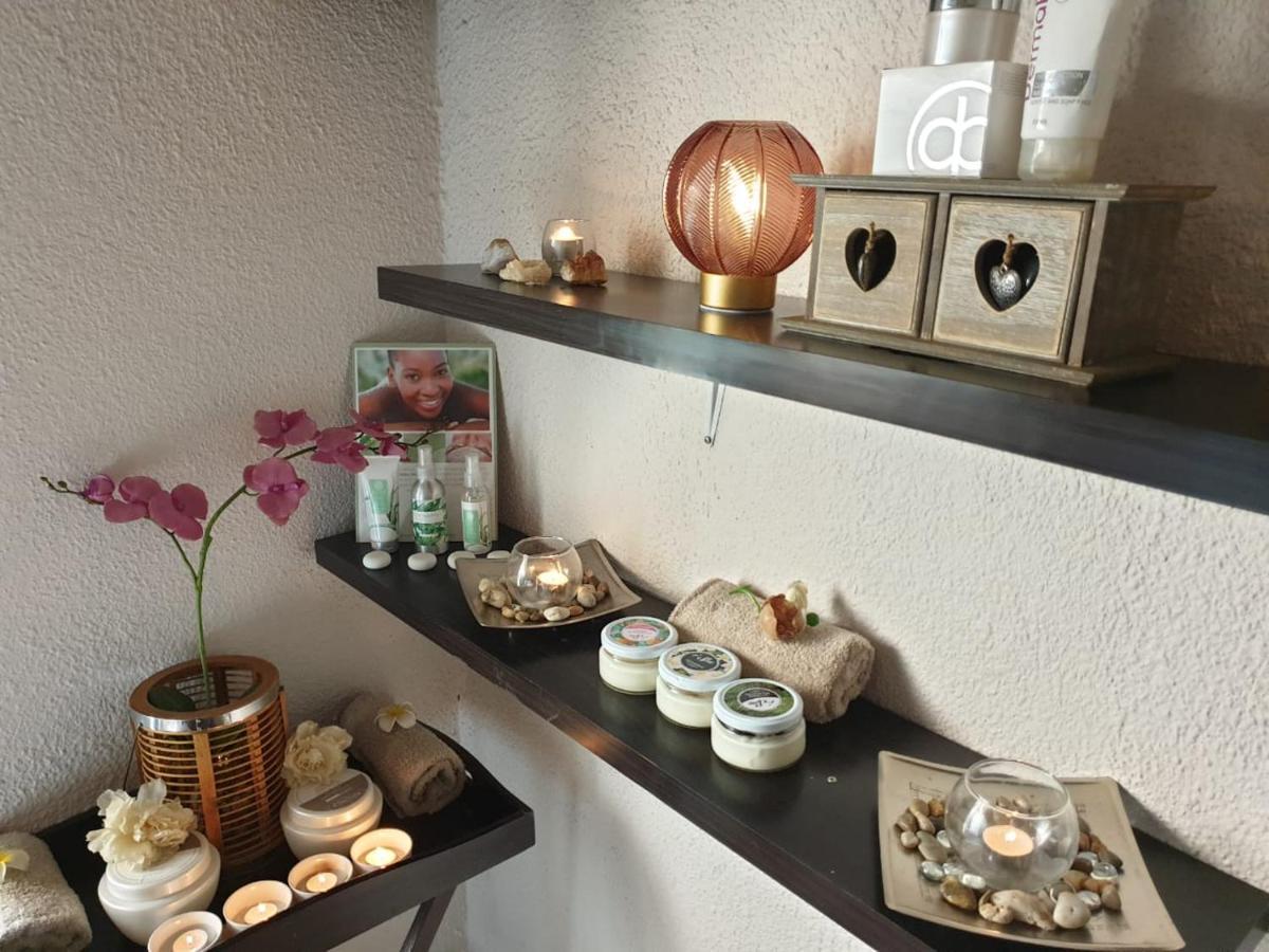 The Lazy Grape Guest Lodge & Spa ベノニ エクステリア 写真