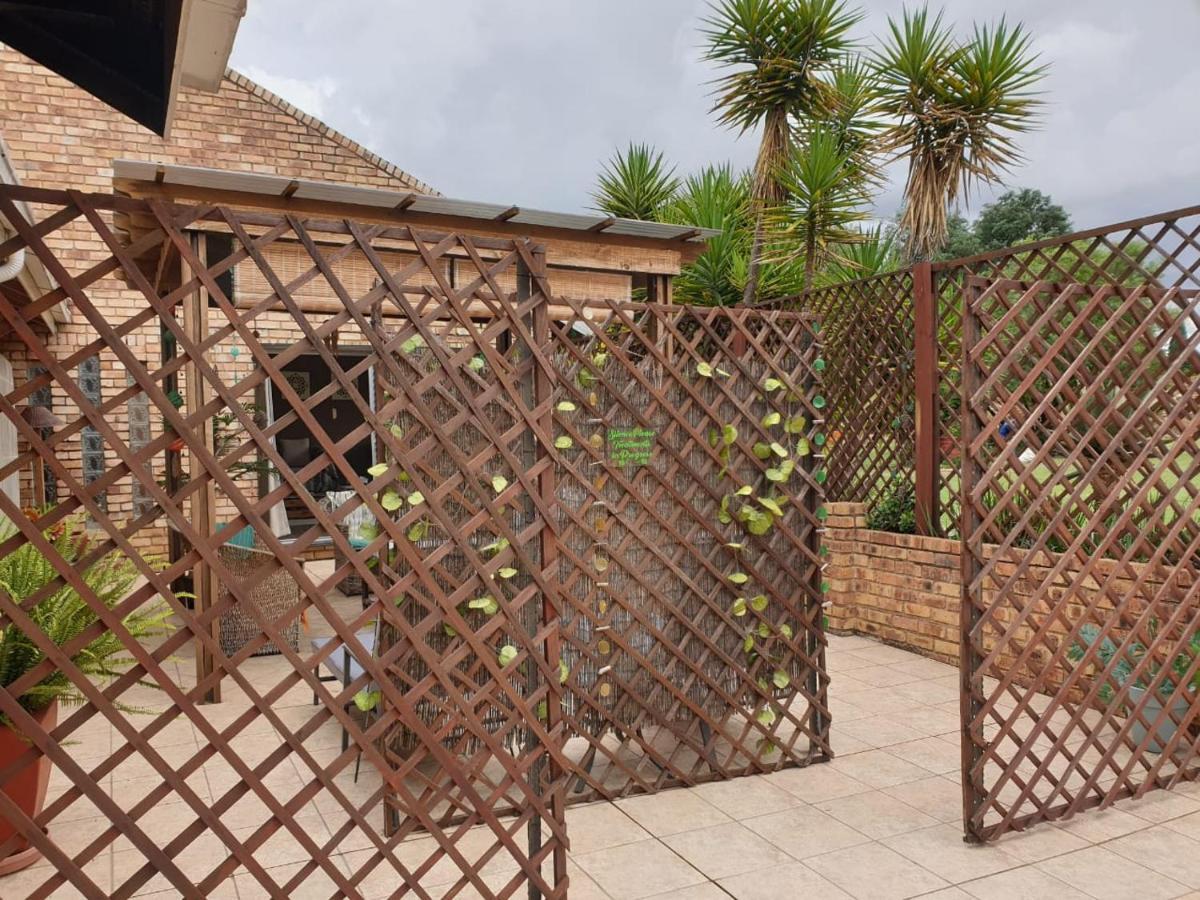 The Lazy Grape Guest Lodge & Spa ベノニ エクステリア 写真