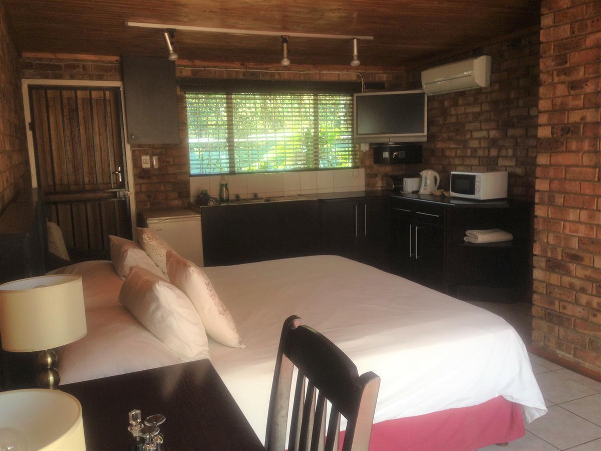The Lazy Grape Guest Lodge & Spa ベノニ エクステリア 写真