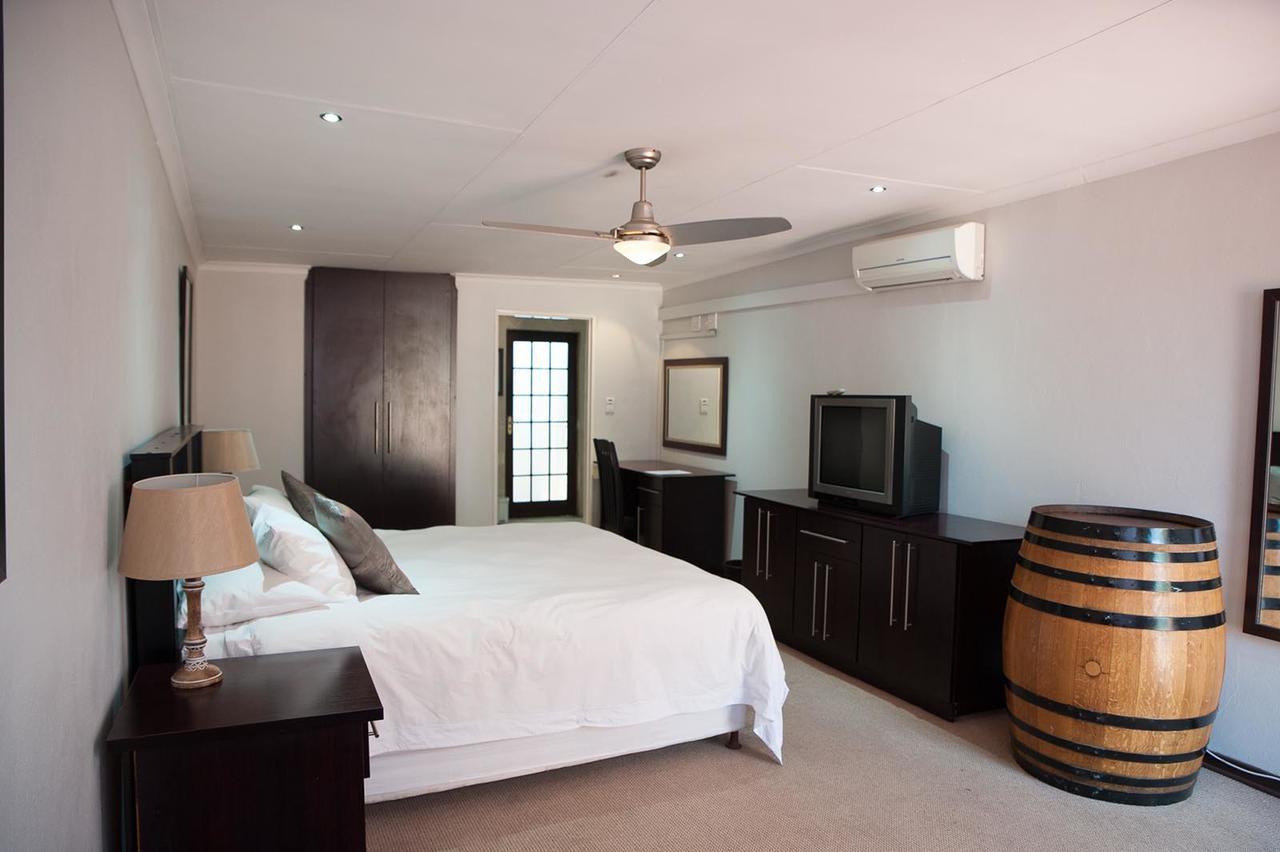 The Lazy Grape Guest Lodge & Spa ベノニ エクステリア 写真
