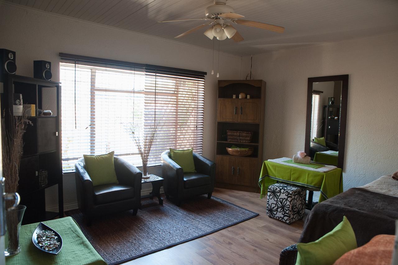 The Lazy Grape Guest Lodge & Spa ベノニ エクステリア 写真