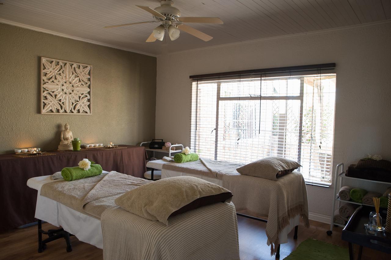 The Lazy Grape Guest Lodge & Spa ベノニ エクステリア 写真